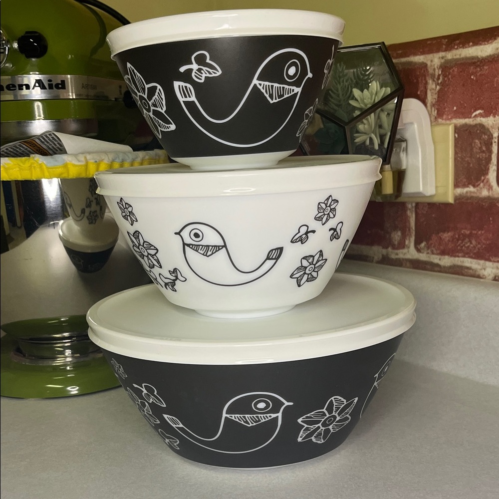Vintage charm Pyrex “birds of a feather”